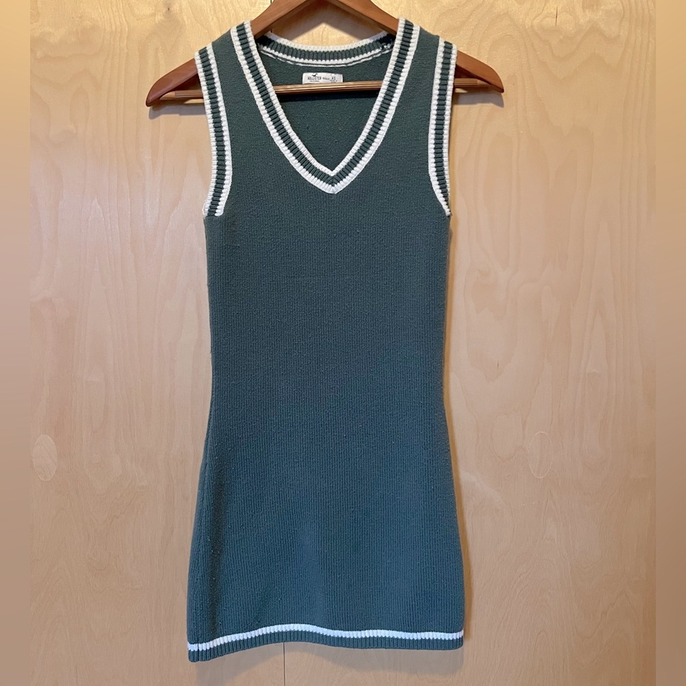 Hollister XS green sleeveless v-neck sweater dress